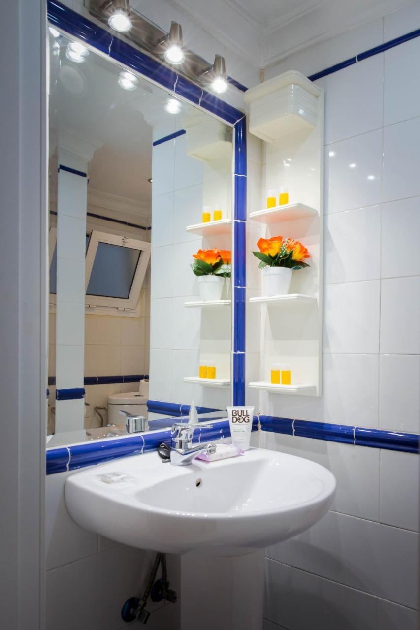 3 Dormitorios Con Balcon Junto Calle Larios * Malaga